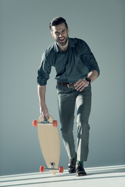 Καλαίσθητο άνθρωπος εκμετάλλευση skateboard - Φωτογραφία, εικόνα