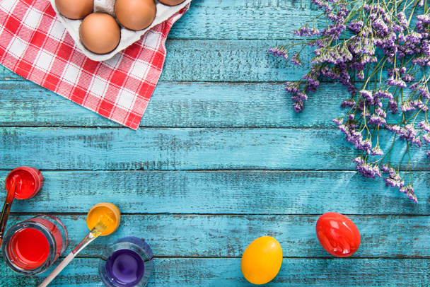 kolorowych jaj i farby - Zdjęcie, obraz
