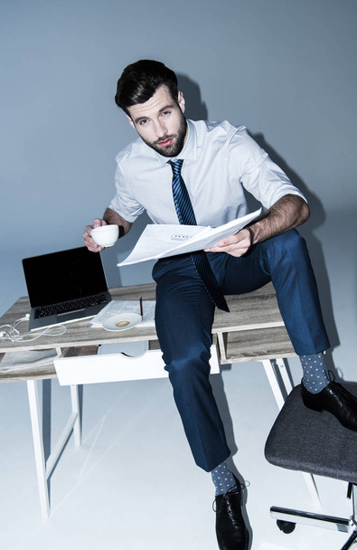 businessman sitting on table - Foto, Bild