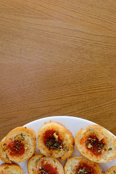 光と美味しいブルスケッタ トマトと oregan の前菜 - 写真・画像