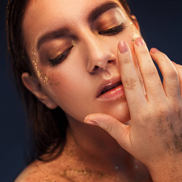 Close up portrait of beautiful woman with creative gold make up - Fotografie, Obrázek