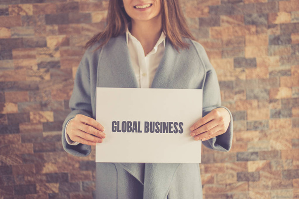 Woman presenting GLOBAL BUSINESS CONCEPT - Foto, afbeelding