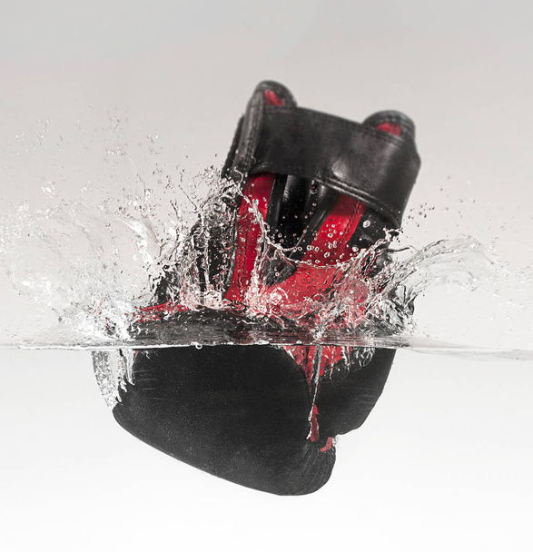 Luva de boxe socos através da água
 - Foto, Imagem