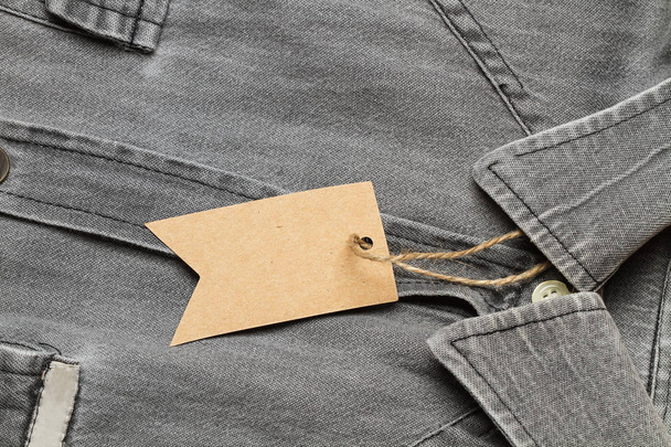 Jean shirt en prijs etiket - Foto, afbeelding