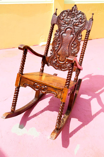  παλιό βρώμικο βεράντα whith λικνίζοντας καρέκλα κενή   - Φωτογραφία, εικόνα