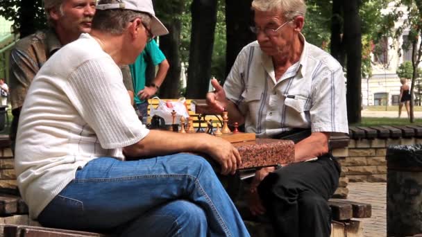 Men play chess - Video, Çekim