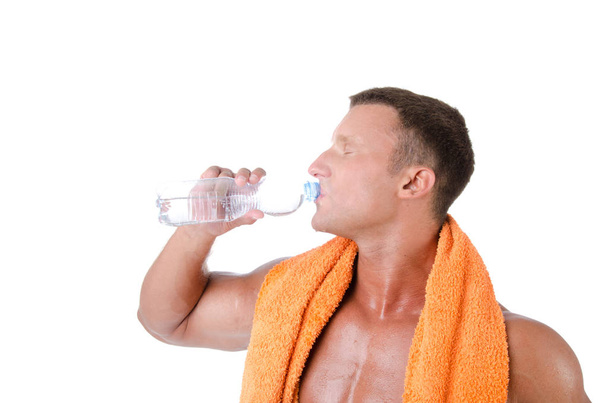 Δίψα. Ο άνθρωπος πίνει νερό μετά την προπόνηση. - Φωτογραφία, εικόνα