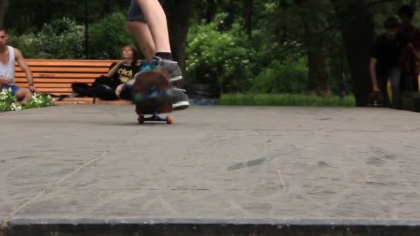 αγόρι σε ένα skateboard - Πλάνα, βίντεο