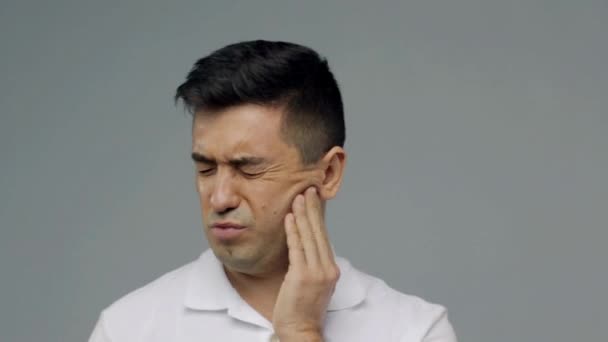unhappy man suffering from toothache - Séquence, vidéo