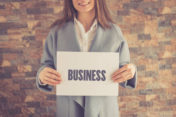 Woman presenting BUSINESS TO BUSINESS CONCEPT - Φωτογραφία, εικόνα