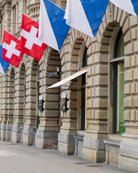 クレディ ・ スイス本社のファサードは旗で飾られて - 写真・画像