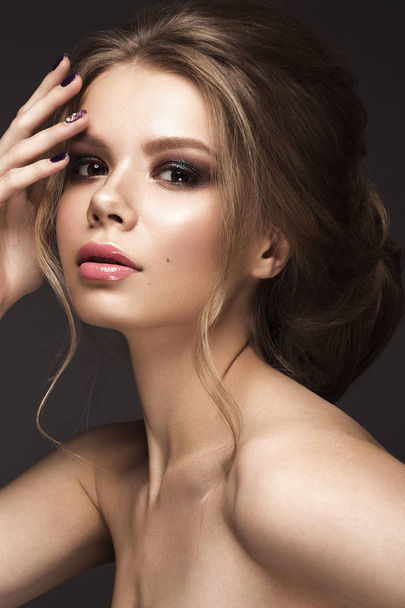 Beautiful girl with perfect skin, evening make-up, wedding hairstyle. Beauty face. - Foto, immagini