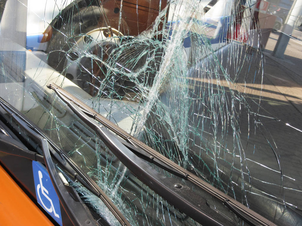 непробиваемое лобовое стекло, поврежденное при крушении общественного транспорта
 - Фото, изображение