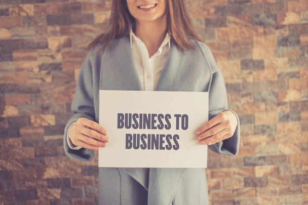 Woman presenting BUSINESS TO BUSINESS CONCEPT - Zdjęcie, obraz