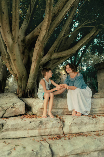 Mutter mit kleinem Jungen im Park unter einem Baum - Foto, Bild