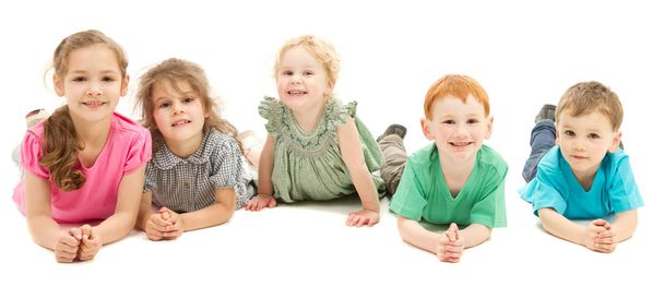床の上の子供の幸せの笑みを浮かべてグループ - 写真・画像