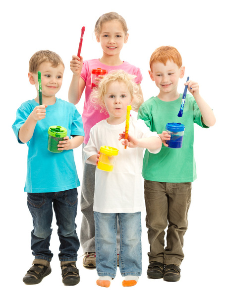 groep van kinderen met kinderen verf penselen - Foto, afbeelding