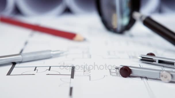 Primer plano de dibujos arquitectónicos en la mesa
 - Metraje, vídeo