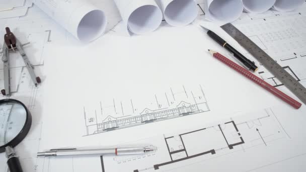Primer plano de dibujos arquitectónicos en la mesa
 - Imágenes, Vídeo
