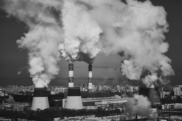 Cheminées industrielles fumeurs. La destruction de la couche d'ozone
 - Photo, image