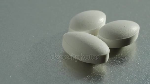Három fehér tabletták forog a lemez - Felvétel, videó