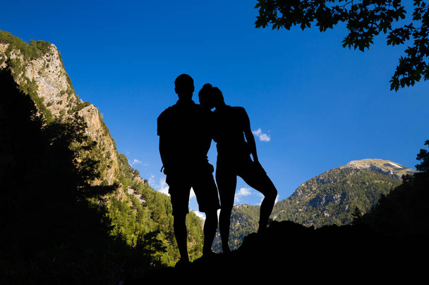 Pár hegymászók és túrázók ünneplő inspiráló táj - Fotó, kép