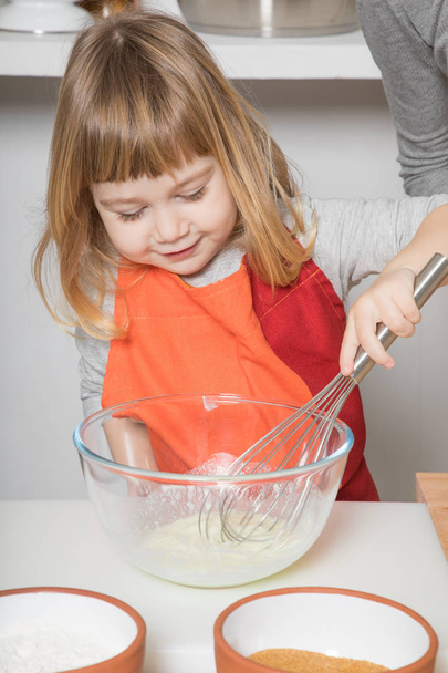 dziecko gotowanie biczowanie jogurt - Zdjęcie, obraz