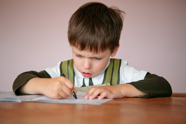 kleiner Junge macht seine Hausaufgaben zu Hause - Foto, Bild