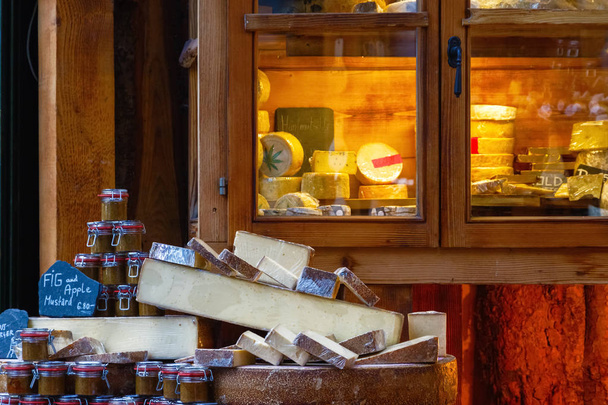 Variedad de quesos en exhibición
 - Foto, imagen