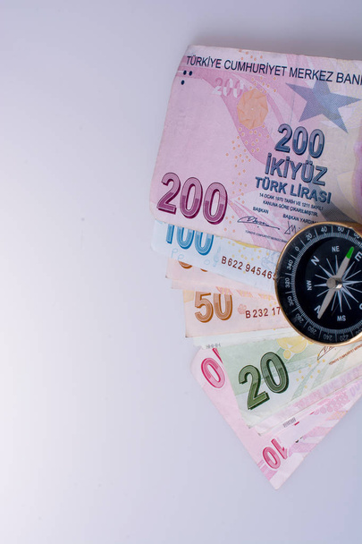 Banknoten der türkischen Lira an der Seite eines Kompasses  - Foto, Bild