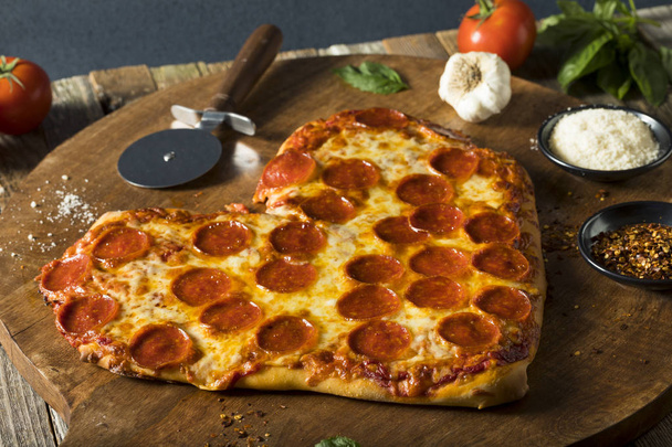 Homemade Heart Shaped Pepperoni Pizza - Valokuva, kuva