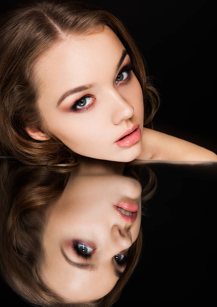 Beauty makeup fashion model on mirror  reflection - Foto, afbeelding