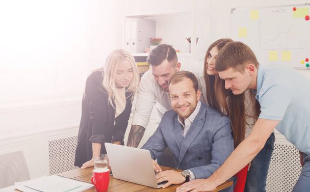 Boldog üzleti emberek csapat együtt közelében laptop iroda - Fotó, kép