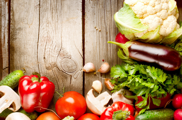 Healthy Organic Vegetables on a Wood Background - Foto, afbeelding