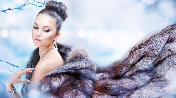 Femme d'hiver en manteau de fourrure de luxe
 - Photo, image
