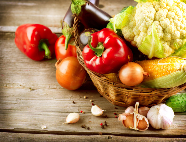 Healthy Organic Vegetables on a Wood Background - Foto, afbeelding