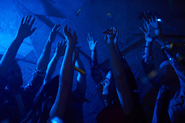 Arkadaşlar kaldırdı elleriyle dans - Fotoğraf, Görsel