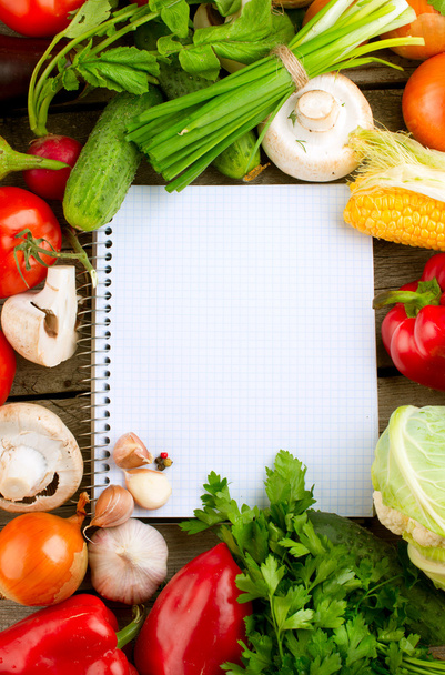 Ανοίξτε το σημειωματάριο και φρέσκα λαχανικά φόντο. διατροφή - Φωτογραφία, εικόνα