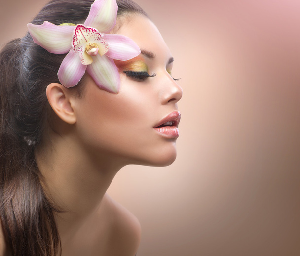 Beauty Portrait. Beautiful Stylish Girl with Orchid Flower - Fotoğraf, Görsel