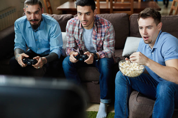 Мужчины играют в видеоигры
 - Фото, изображение