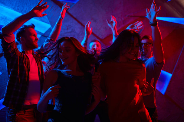 друзі танцюють разом у клубі
 - Фото, зображення
