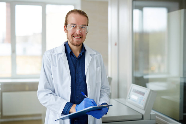 científico sonriente trabajando en el laboratorio médico
 - Foto, Imagen