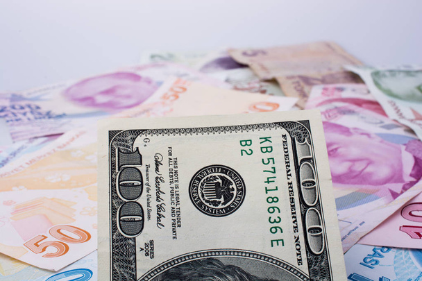 Αμερικανικό δολάριο τραπεζογραμματίων και τραπεζογραμμάτια σε λίρες Τουρκικά από την πλευρά - Φωτογραφία, εικόνα