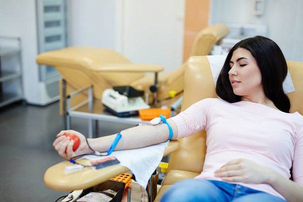 Frau spendet ihr Blut  - Foto, Bild