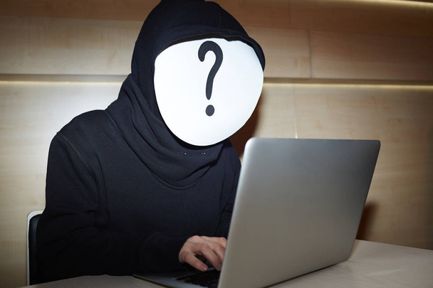 Hacker con capucha negra
 - Foto, imagen
