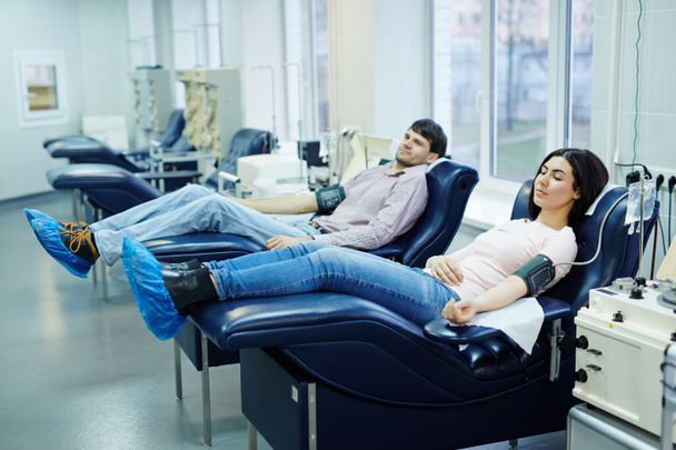 Chico y chica listos para la transfusión de sangre
 - Foto, Imagen