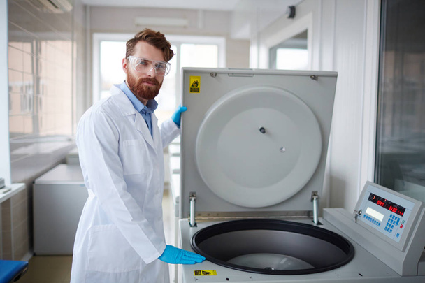 clinico sperimentando centrifuga
 - Foto, immagini