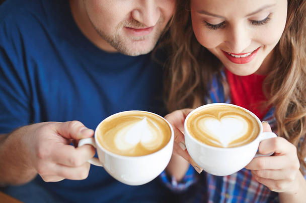 jeune couple boire cappuccino
 - Photo, image