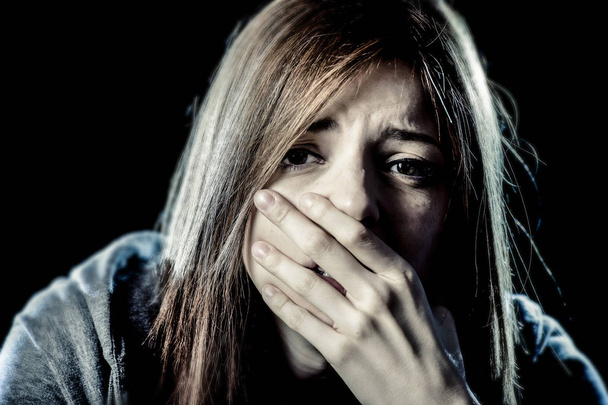 genç kız ya da kadın stres ve üzülmüş depresyon acı acı - Fotoğraf, Görsel