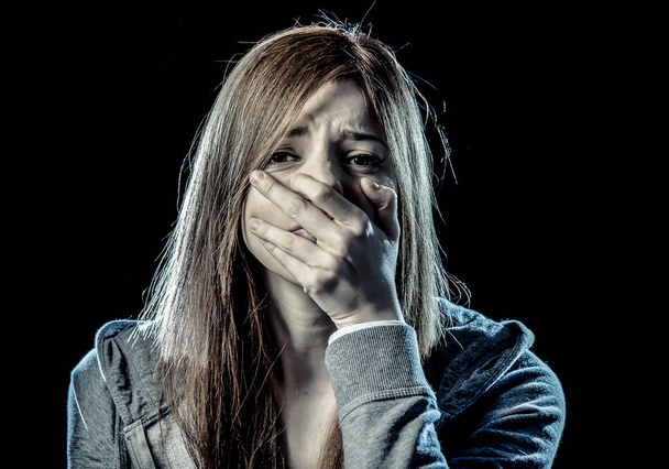 dospívající dívka nebo žena ve stresu a bolesti, utrpení deprese pohledu smutný - Fotografie, Obrázek